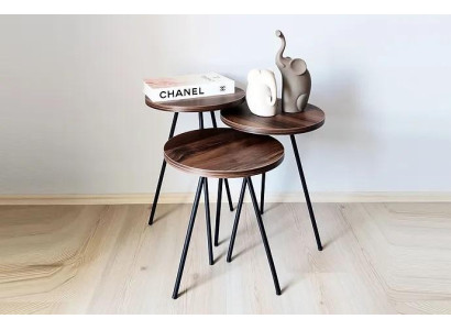Set di 3 tavolini rotondi in legno marrone con gambe in metallo. Tavolino da appoggio.   Set di 3 tavolini rotondi in legno marrone con gambe in metallo. Tavolino da appoggio.
