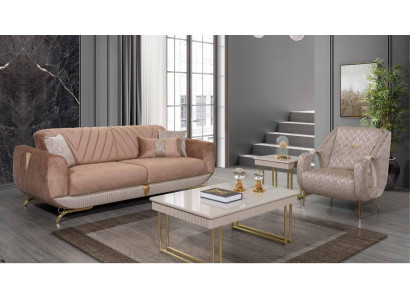 Soggiorno di lusso beige con divano a 3 posti, poltrona imbottita e tavolino.