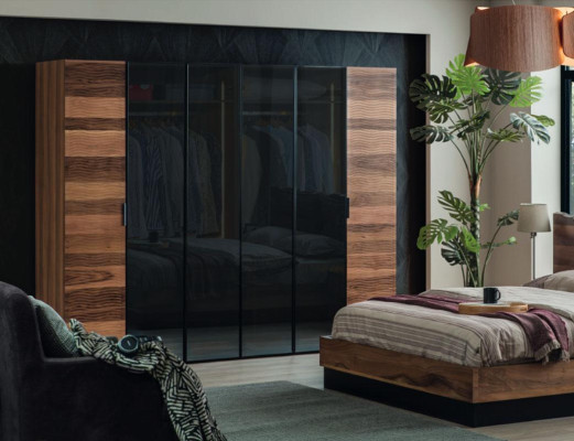 Armadio moderno per camera da letto con ante in vetro progettato da un designer, mobili di lusso.