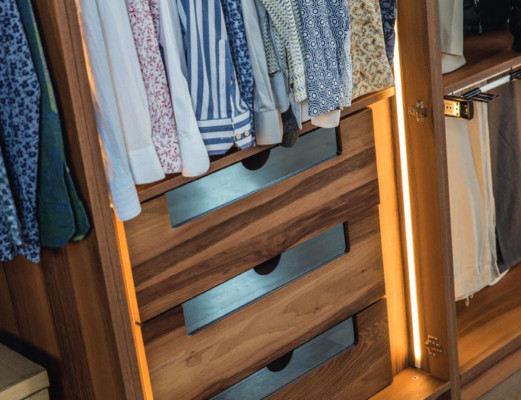 Armadio moderno per camera da letto con ante in vetro progettato da un designer, mobili di lusso.