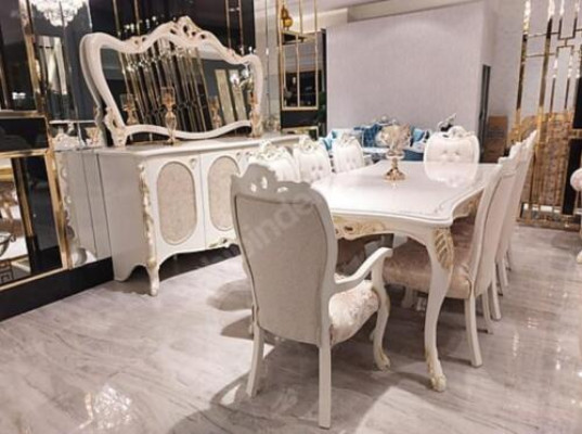 Esclusivo set da pranzo classico elegante composto da 10 pezzi in legno massello.