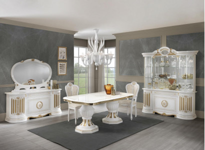 Mobile classico con ante e cassetti, credenza, specchio, armadio xxl. Mobili italiani.