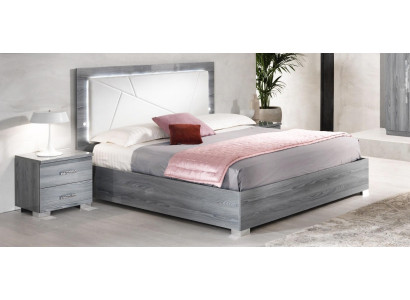 Set da camera da letto con letto e 2 comodini, 3 pezzi. Mobili italiani di lusso per hotel, nuovi.