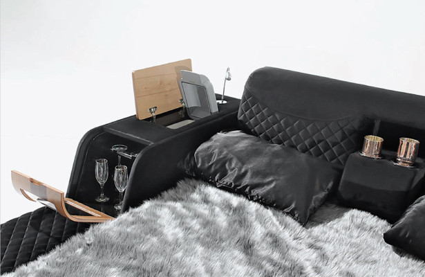 Letto con sollevamento TV, TV multifunzione, letti matrimoniali, camera da letto.