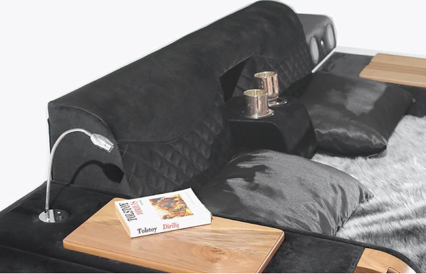 Letto con sollevamento TV, TV multifunzione, letti matrimoniali, camera da letto.