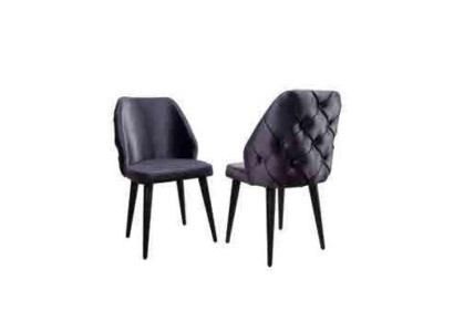 Sedia imbottita in legno grigio Chesterfield su gambe nere per sala da pranzo.