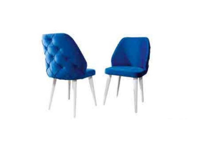Sedia imbottita in legno con schienale blu stile Chesterfield su gambe bianche per sala da pranzo.