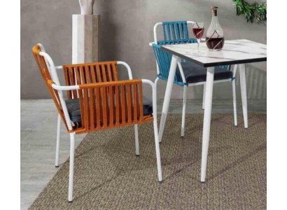 Sedie originali di colore arancione chiaro su gambe bianche in acciaio inossidabile con un morbido cuscino.