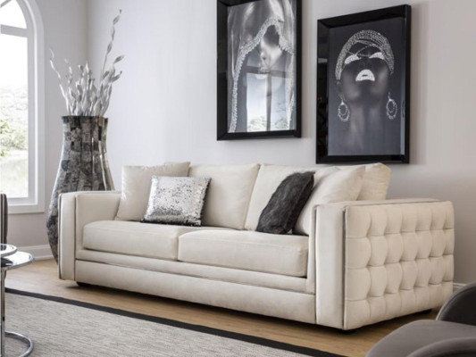 Classico divano Chesterfield a tre posti in beige, lussuoso.