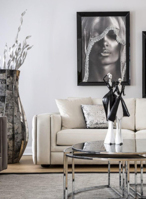 Classico divano Chesterfield a tre posti in beige, lussuoso.
