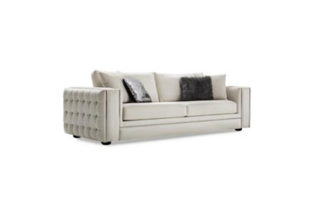 Classico divano Chesterfield a tre posti in beige, lussuoso.