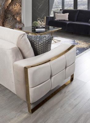 Divano classico a 3 posti in tessuto per soggiorno, con dettagli in legno, design moderno e lusso bianco.