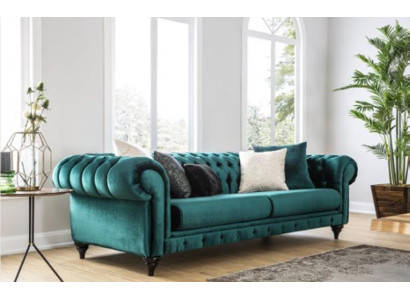 Classico divano Chesterfield a tre posti in verde di lusso, traduzione in italiano: Divano Chesterfield classico a tre posti di lusso verde.