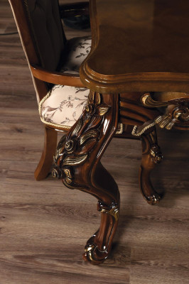 Tavolo da pranzo classico con 4 sedie stile barocco rococò.