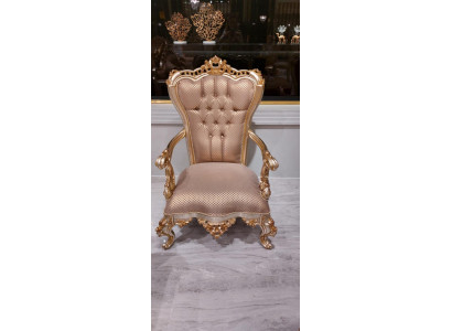 Sedia Chesterfield beige in stile antico, poltrone di stile barocco e rococò.   Poltrona Chesterfield beige in stile antico, poltrone di stile barocco e rococò.