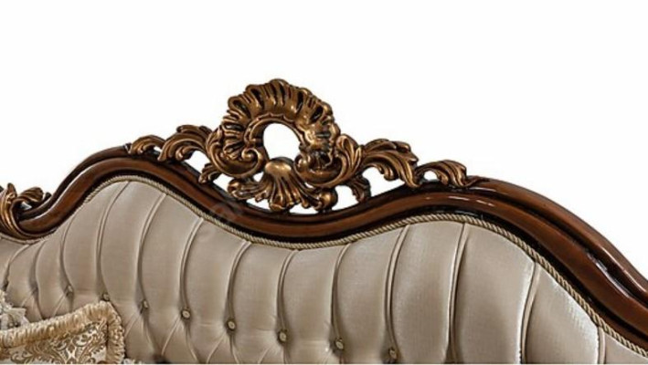 Chesterfield divano barocco a tre posti in stile barocco in tessuto dorato.