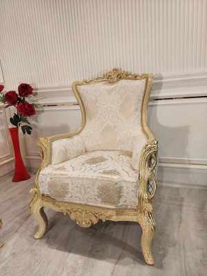 Poltrona classica a trono in velluto Chesterfield stile barocco.