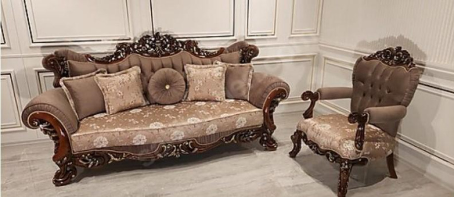 Barocco divano Chesterfield a tre posti in tessuto marrone.