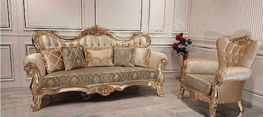 Chesterfield divano barocco a tre posti in stile Barocco in tessuto oro.