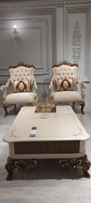 Divano Chesterfield barocco a tre posti in stile Barocco in tessuto dorato.