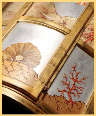 Vetrina classica in vetro e legno, mobile vetrina di lusso in oro, italiano.