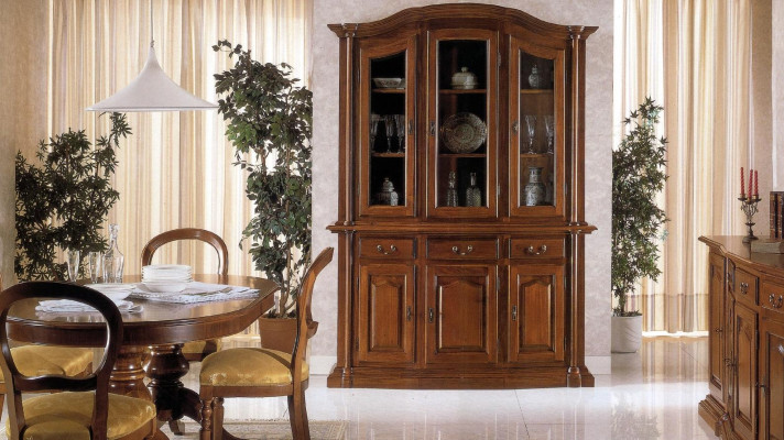 Mobile di legno massello in soggiorno Vetrinetta: Vetrina in legno massello con vetrine in vetro.