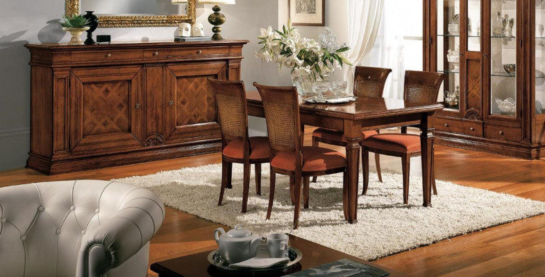 Sala da pranzo Tavolo Sedie Madia Vetrina Gruppo Set di 7 pezzi in legno marrone.