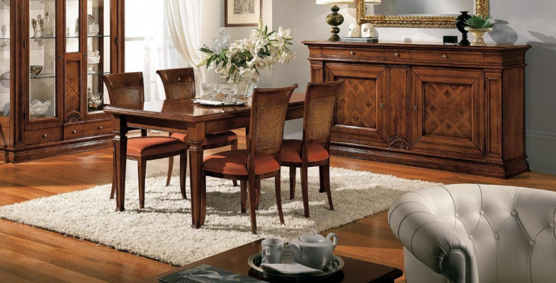 Sala da pranzo Tavolo Sedie Madia Vetrina Gruppo Set di 7 pezzi in legno marrone.
