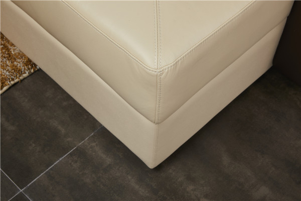 Divano ad angolo a L con imbottitura in pelle per soggiorno.