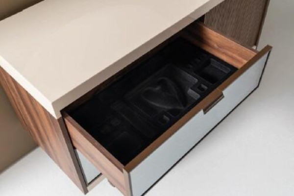 Moderni comodini da notte per camera da letto in legno beige.