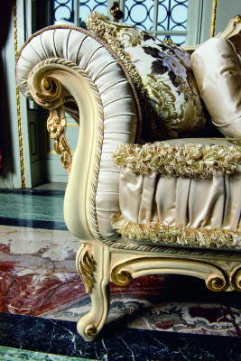 Divano in velluto imbottito Seduta 3 posti + 2 posti Set di divani Design in legno Divani italiani.