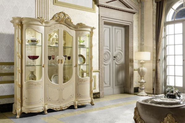 Mobile soggiorno in legno massiccio con credenza in vero legno e vetrina. Vetrina in vetro massiccio.