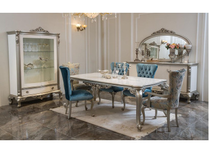 Splendido tavolo da pranzo dal design classico con piano esclusivo.