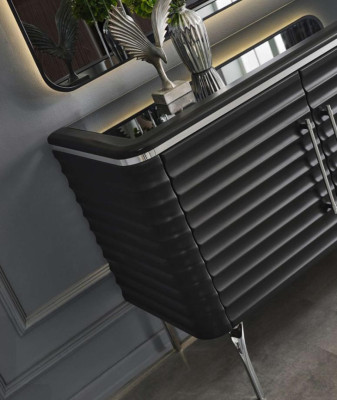 Elegante set da pranzo di lusso, credenza nera con specchio, mobili in legno.