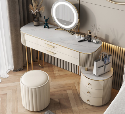 Tavolo da trucco bianco progettato per il trucco, i tavoli da toeletta per la camera da letto e i tavoli per cosmetici.