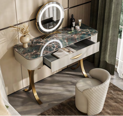 Tavolo beige da toeletta con design e cassetti.