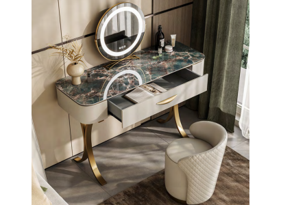 Tavolo beige da toeletta con design e cassetti.
