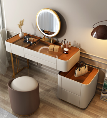 Elegante tavolo da trucco bianco con cassetti, comò da toeletta di design.