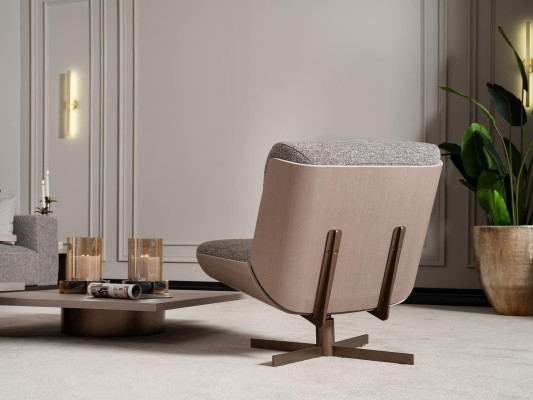 Sedia girevole in tessuto grigio da salotto.