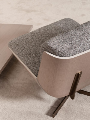 Sedia girevole in tessuto grigio da salotto.