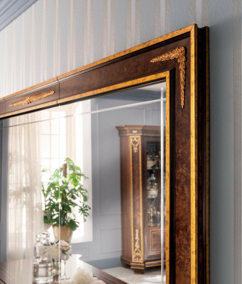 Sala da pranzo completa con vetrina, tavolo, comò, specchio e set di 4 sedie.
