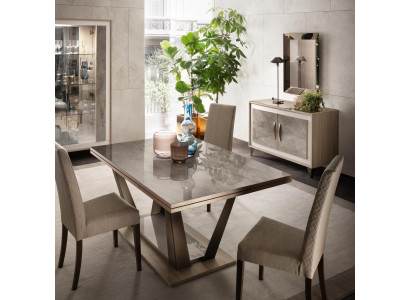 Set da pranzo in stile classico con tavolo da pranzo, vetrina, cassettiera e specchio.