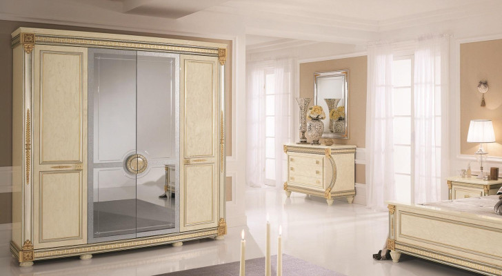 Armadio a 4 ante in legno per camera da letto.