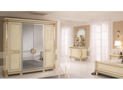 Armadio a 4 ante in legno per camera da letto.