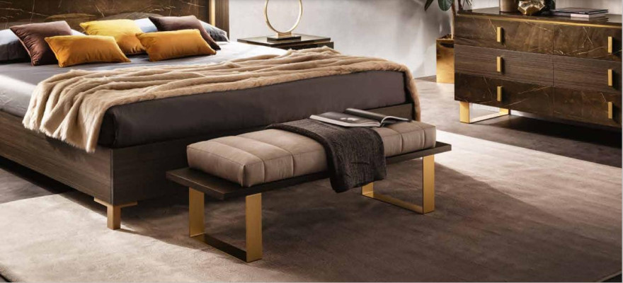 Set da camera da letto con letto, comodini e sgabello. Design di letti e mobili italiani, 4 pezzi.