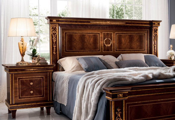 Classico letto in legno di design. Lussuosi letti in stile barocco e rococò.