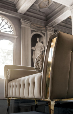 Divano da soggiorno in stile lounge, con cuscini, chaise longue.