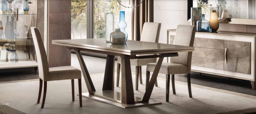 Set da pranzo italiano di design, composto da sedia, tavolo, gruppo di 5 pezzi, nuovo.