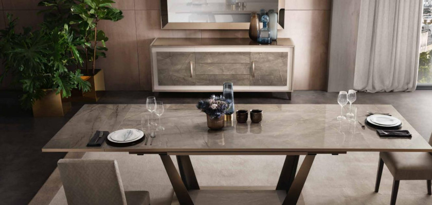 Set da pranzo italiano di design, composto da sedia, tavolo, gruppo di 5 pezzi, nuovo.