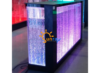 Tavolo del bar, acqua, parete, bancone del bar, bar illuminato, mensole a LED.   Tavolo da bar, acqua, parete, banco del bar, bar illuminato, mensole a LED.